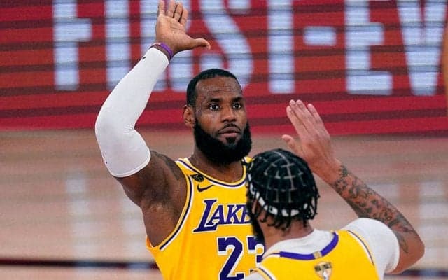 【NBA】35歳レブロン、“ブザー後”の超絶ダンクに米仰天「これ見てソファーから飛び上がった」