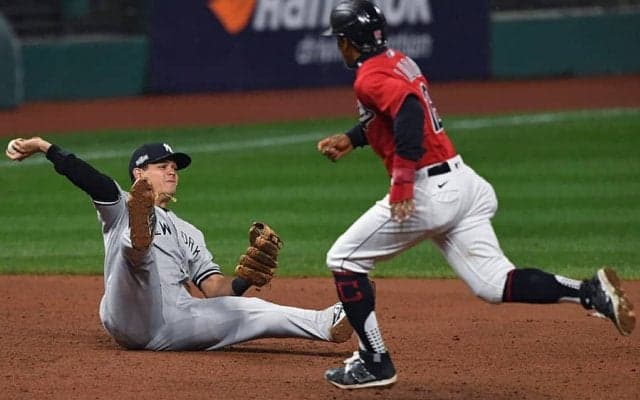 【MLB WCシリーズ】「ただただワオ！」ヤンキース救った“尻もち送球”からの併殺にメジャー選手も絶賛