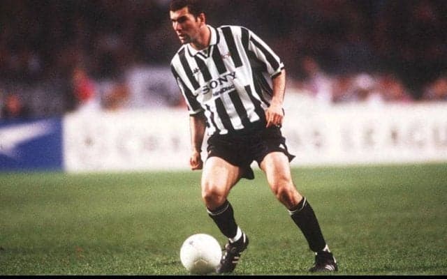 相手GKは見送ることしかできず、ジダン氏がユベントス時代に決めた低弾道FK【ビューティフル・フリーキック】