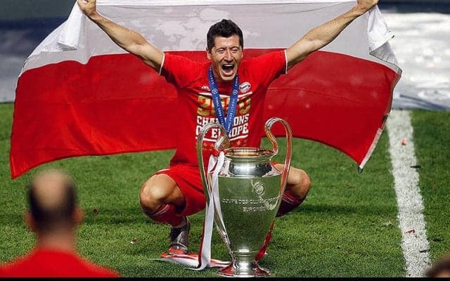 レヴァンドフスキがUEFA男子年間最優秀選手賞を受賞!　昨季47戦55ゴール!