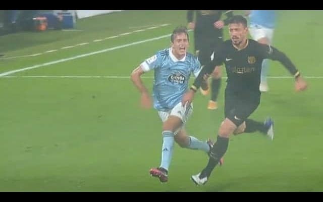 バルサ、ラングレへの不可解な退場処分に対して抗議