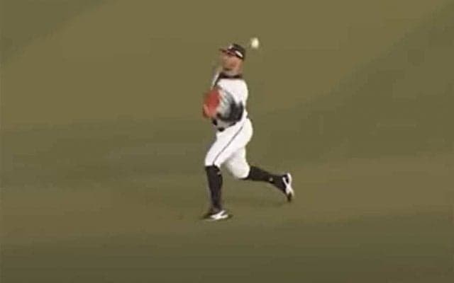 「何であれで届く…」　ロッテマーティン、規格外の“ランニングレーザー送球”が凄い