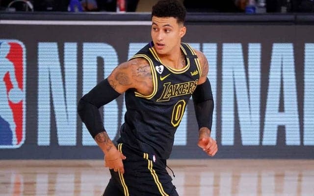 【NBA】レブロン唖然　レイカーズ若手の“奇天烈パスミス”に米笑撃「落ち着け」「何してる？」