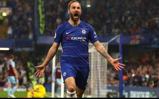 ボックス内での華麗なパス回し！イグアインがチェルシーで決めた美しい連携からのゴール【チーム・ゴールズ】