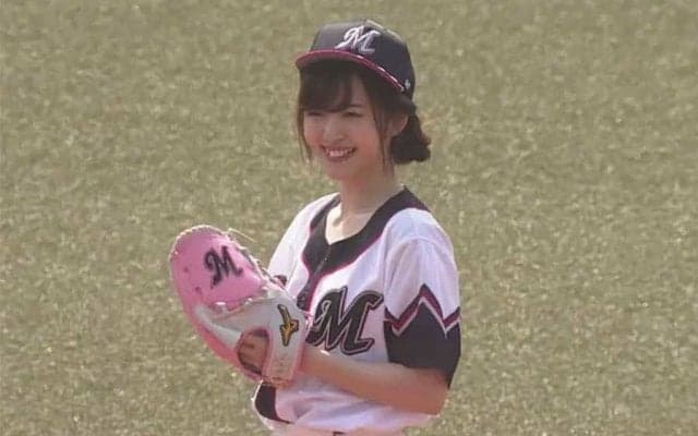 「ずっと見てられる」「100点」　元℃-ute・鈴木愛理さん、幕張魅了の満点始球式