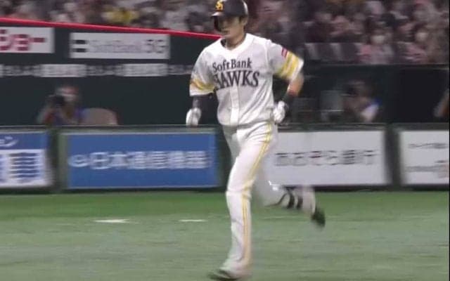 激レアシーン？　鷹・周東の“ノロノロ走り”にファン「これが盗塁させない方法か…」