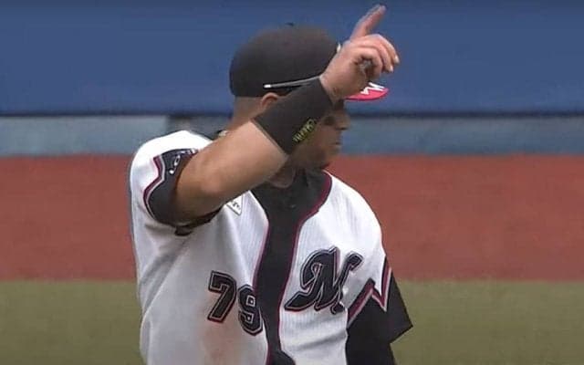 ロッテ・マーティンの“トリックスロー”は「凄い！」　TV解説も唸った動画が大反響