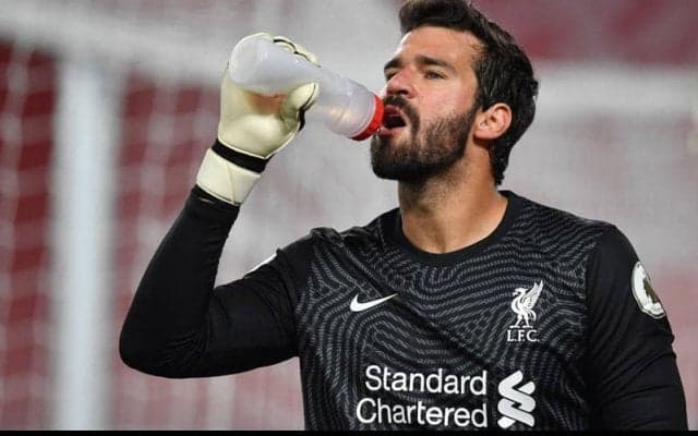 7失点のリバプールに痛手、前日練習で負傷の守護神GKアリソンは1カ月以上の離脱へ