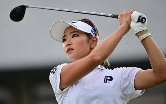 原英莉花がトロフィーにキス　ブレザー姿の“写真集”に反響「可愛いし上手いし最高」