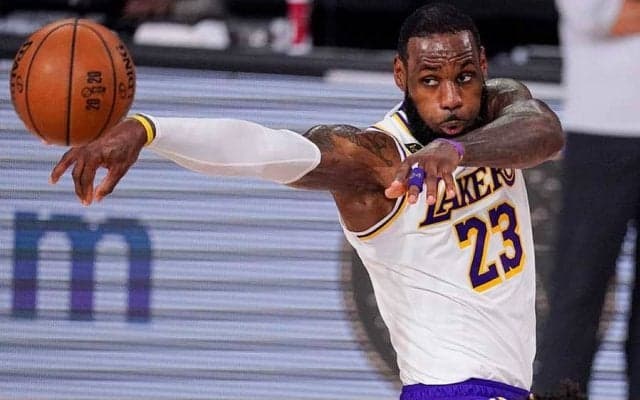 【NBA】レブロンがスラダン彷彿　強烈“ハエ叩き”に米興奮「狂気の沙汰」「荒々しいね」