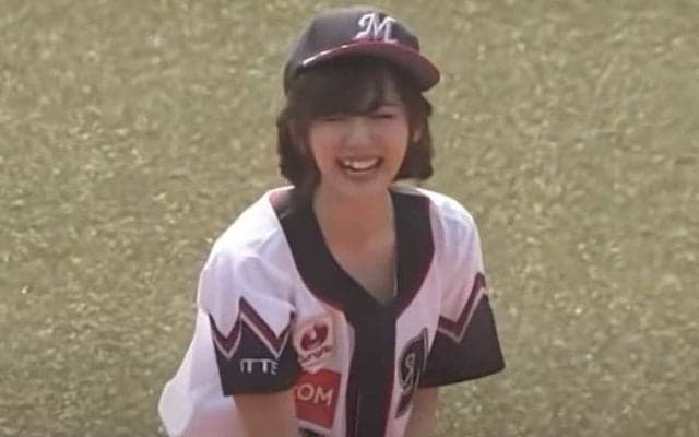 可愛すぎて仕事にならない？　元℃-ute鈴木愛理さん始球式が大反響「里崎さんニコニコ」