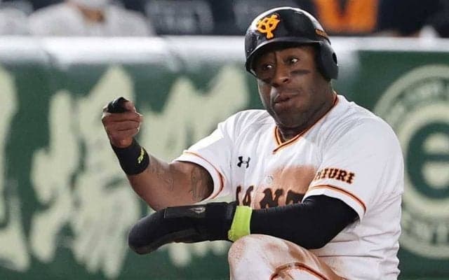 巨人ウィーラーが菅野援護の10号2ラン　ごきげんで鉄板ギャグ“くるりんぱ”披露