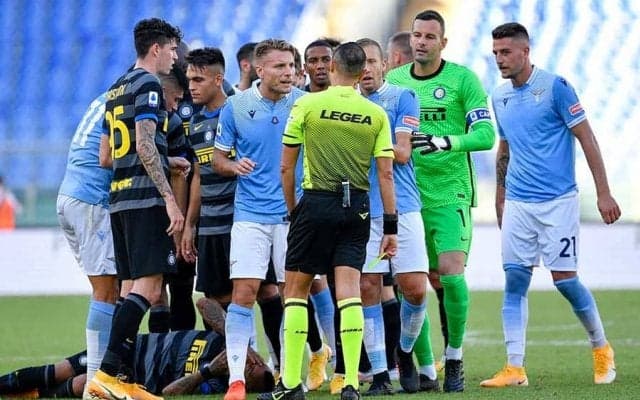 “報復行為”で一発レッド　セリエA得点王の平手打ちに海外反響「ビダルは詐欺師」