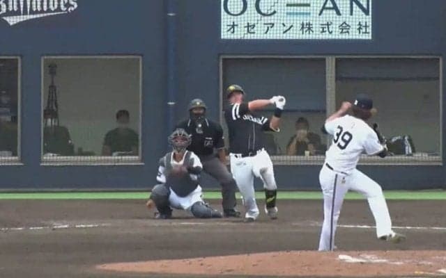 鷹リチャードが“バックスクリーン越え”特大弾　驚愕アーチで怪力ぶり証明