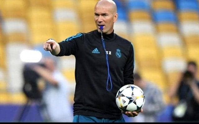 ジダン監督がトレーニングで華麗なチェストパスを披露！指導者になってもエレガントなテクニックに陰り無し！