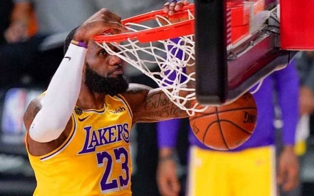 【NBA】演技？ファウル？　レブロンのド迫力ダンクに米議論「押してる」「良い判定だ」