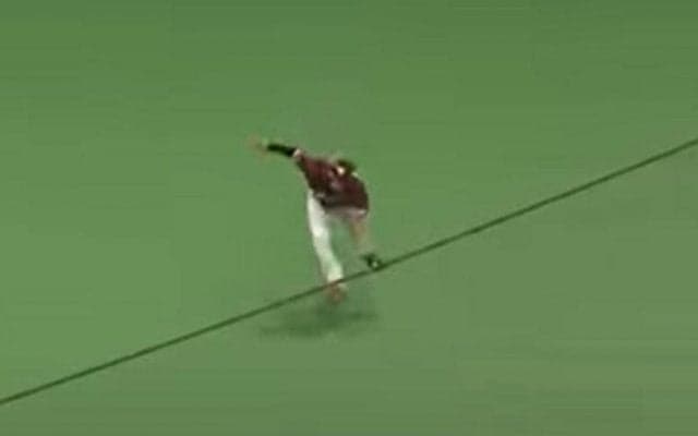 楽天・辰己の“神守備”にファン喝采　地面ギリギリ捕球に日ハム杉谷思わず飛び出す