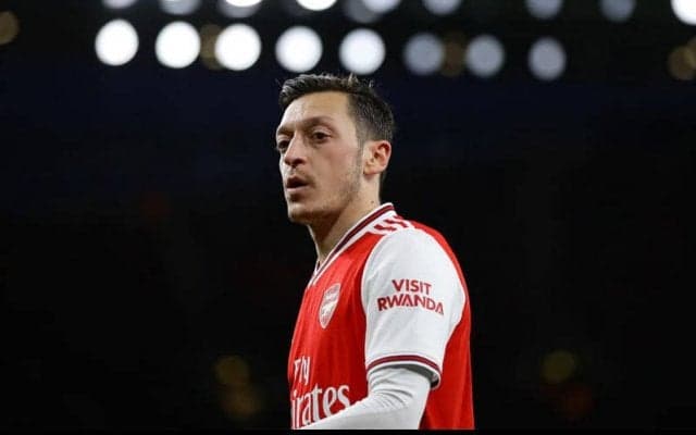 エジルはアーセナルで完全に構想外か、EL登録メンバーから外れる可能性