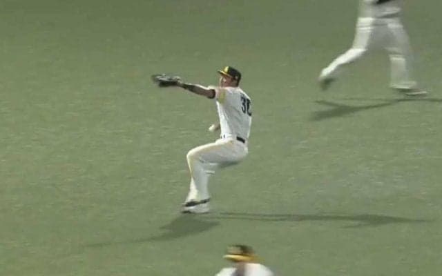 これがドラ1の実力！　ホークス佐藤、圧巻の弾丸レーザー補殺にタマスタどよめき