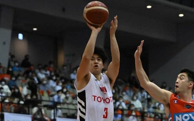 アルバルク東京が敵地で先勝、広島ドラゴンフライズに逆転勝利を収める