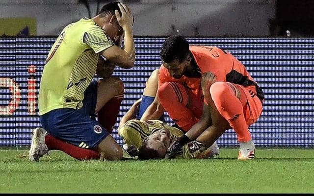 コロンビア代表DFアリアスに悲劇…ベネズエラ戦で左脛が大きく変形する重傷負う…