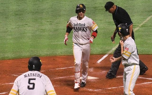 鷹ベンチの「保護者一同」感　栗原2ランで“シンクロ”した歓喜にファン笑顔