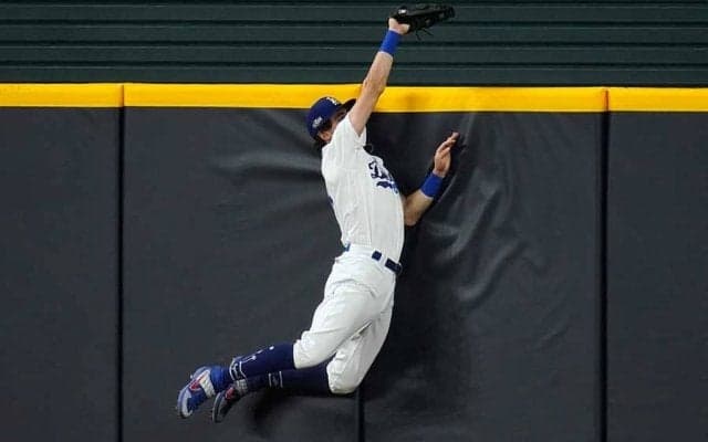 【MLB】ド軍野手の本塁打“強奪”は「PO史に残る最高のひとつ」　超絶好捕10傑、1位は？