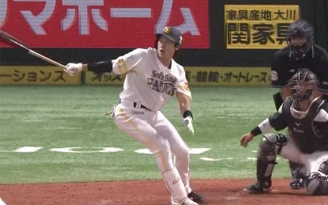 右手一本なのに「この威力」「えぐい」　鷹・柳田の痛烈な適時打にファン驚愕