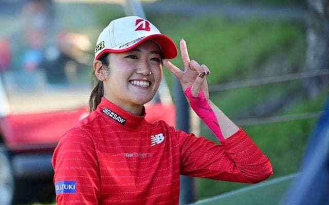 21歳稲見萌寧、涙のち笑顔　“歓喜の自撮り”に祝福続々「感動的、涙の優勝おめでとう」