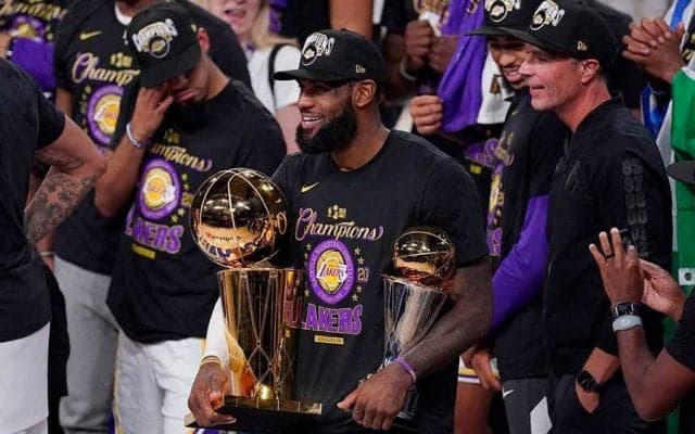 【NBA】空を舞うレブロン、ダンク直前“跳び過ぎの1枚”に米喝采「これは受け継がれるだろう」