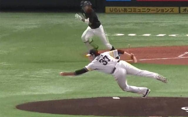 「ムーア1位でしょ」“横っ飛び素手キャッチ”の鷹助っ人左腕に驚愕＆反響