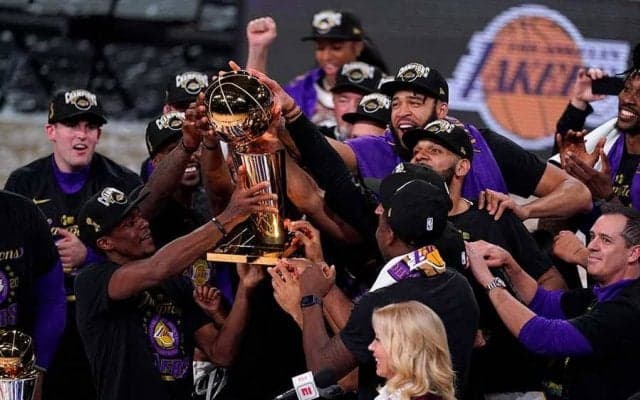【NBA】レイカーズ優勝を米レポーター祝福　歓喜の“KOBEユニ”に現地反響「美人だ」「最高」
