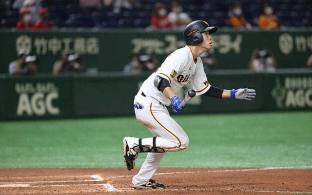 「もはや芸術の域」巨人・松原聖弥、驚愕の両足浮きつつ“曲芸打法“で中前二塁打