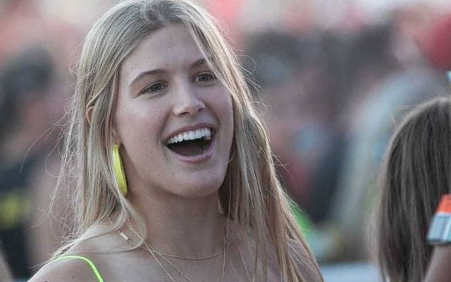 テニス美女がフットボール選手とピッツバーグでディナーデート？