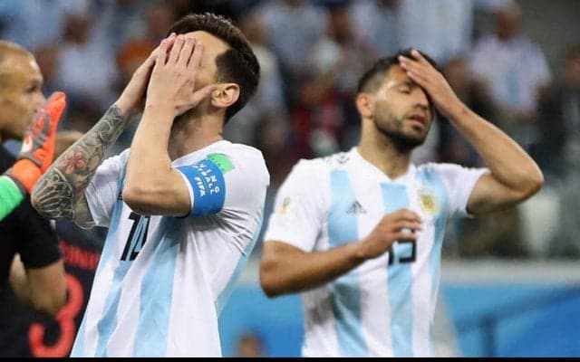 アグエロとメッシはまるで熟年夫婦?!「TVをつけたまま寝るとメッシはいつも文句を言ってくる」