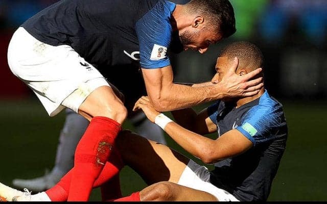 ムバッペがジルーにイラッ!　代表ロッカールームでのやり取りが話題に