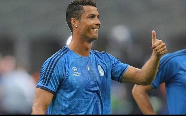 新型コロナ陽性も無症状のC・ロナウド、笑顔でチームメイトを見守りサムズアップ！