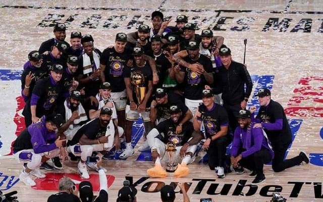 「NBAとディズニーが1枚の写真に…」　シンデレラ城のレイカーズV祝福に米反響