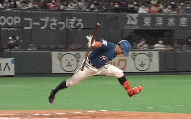 「ドンマイとしか言えない」日ハム杉谷、不運な“守備妨害”にファンも同情
