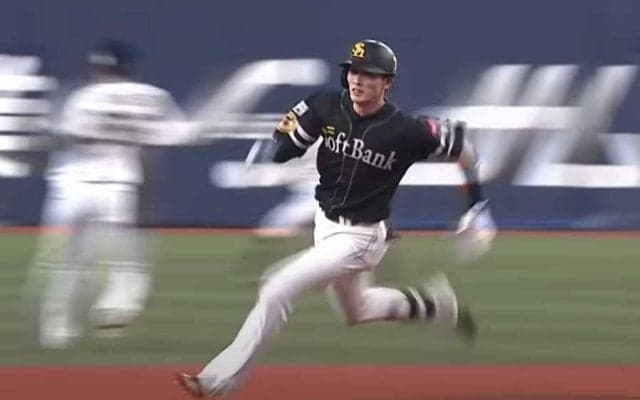 「速すぎてもう怖い」「気づいたら三塁に」鷹周東の“規格外打”にファン震撼