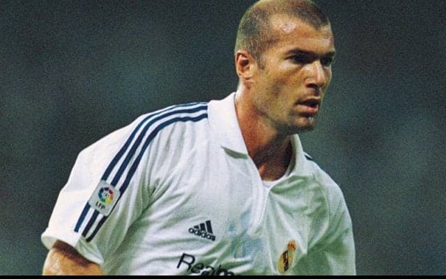 「エレガントさは天下一品」現レアル・マドリー監督ジダン氏が現役時代に決めた華麗なFK【ビューティフル・フリーキック】