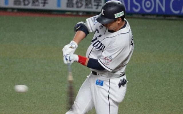 西武、薄氷の勝利に辻監督「ドキドキしました！」　決勝二塁打の栗山に最敬礼