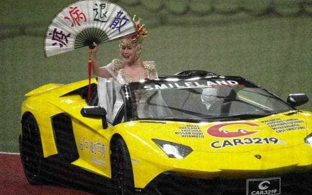 “ラスボス”小林幸子さんが始球式に降臨　ド派手ドレスに豪華グラブで「疫病退散！」