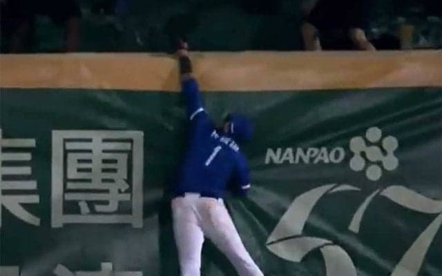 「入っ…てない!!」　台湾プロ野球の敵味方＆ファンを騙したHR強奪キャッチが凄い