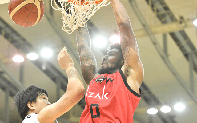 富山グラウジーズが三遠ネオフェニックスに27点差の完勝、ソロモンはデビュー戦で“ダブルダブル”の活躍