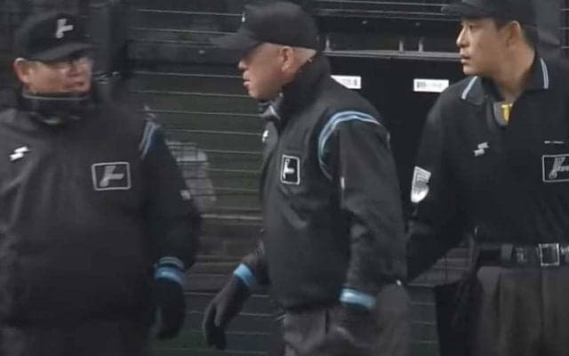 まるでダチョウ倶楽部？　審判団の“鉄板ギャグ再現”にファン爆笑「面白すぎる」