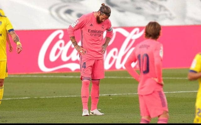 前半で交代のレアルDFセルヒオ・ラモスが負傷か？クラシコに向けた予防措置とも