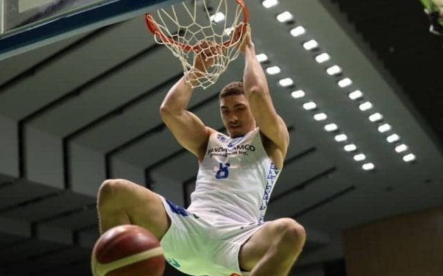 激しいつばぜり合いの中、島根スサノオマジックがレバンガ北海道相手に粘り勝ち