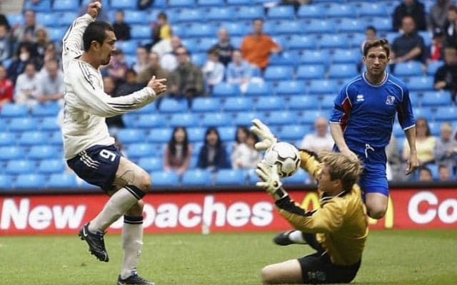 久保竜彦の“破天荒さと凄み”を生かせなかった日本の現実　戦友たちの証言で振り返る