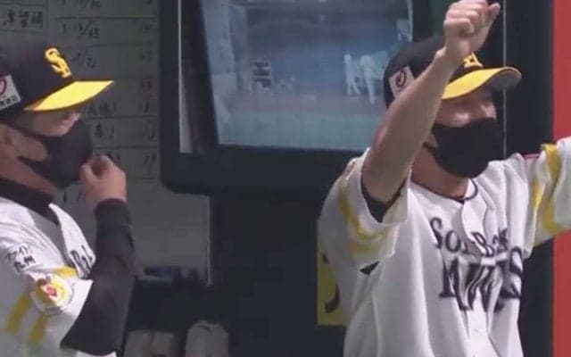 愛弟子が3年ぶり弾　鷹・平石コーチのガッツポーズ動画にファン感慨「嬉しいやろな」